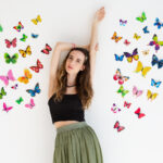 Portrait mit Deko-Schmetterlingen für Fotoideen im Sommer